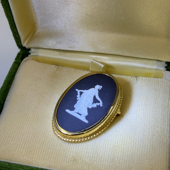VERY RARE Black bassalt Wedgwood cameo gold filled pin brooch pin pendant - Picture 11 of 11